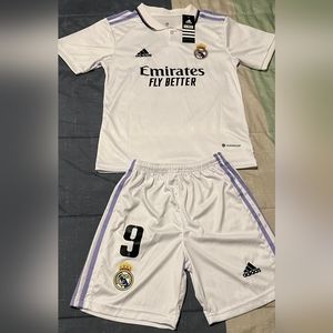 Adidas 22/23 Kids Real Madrid home jersey with Karim Benzema #9printing.